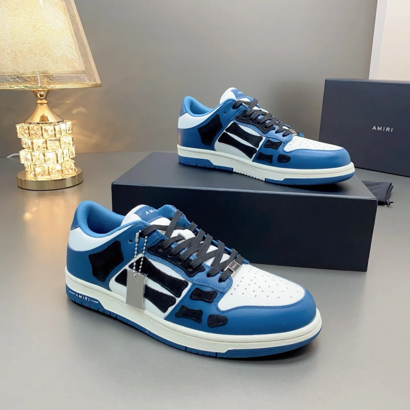 p580🐮🐮AMIRI Couple Style👑 The latest The Pacific Series Couple Style💀🦴Bone Stars Casual Sports Shoes Skateboard Shoes✔️ AMIRI's Pacific shoes are a sneaker that combines luxury and street style. Many celebrities and Internet celebrities have the same style. Its design and workmanship are very exquisite. Made of high-grade cow leather, soft to the touch and highly durable. 💎Fabrics: Original custom imported first-layer cowhide 💎Inner lining: Original customized breathable mesh 💎Foot: Original injection molded one-piece, comfortable, wear-resistant and not tiring for feet 💎Outsole: Original 1:1 molded three-color sole Original outsole 💎Sole thickness: 3CM 💎Size: Female 35-40 Male 39-46 💎Price; Top version 👑Special remarks Remark: (Female size 34 40 . Men's sizes 38 45 46 are customized and cannot be returned or exchanged. Please note when ordering! Thank you🤝🤝